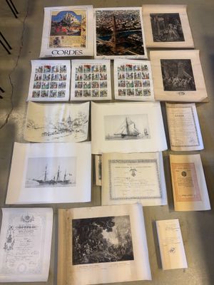 beaucoup de livres sur la table, avec des images dessus