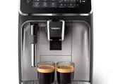 une machine à café devant laquelle se trouvent deux tasses de café