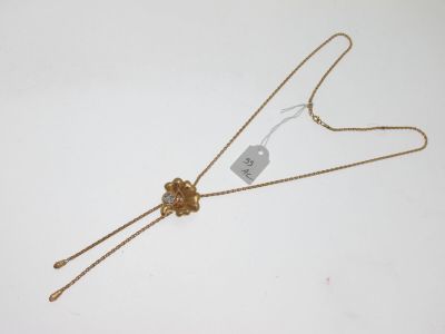 gros plan sur un collier en or portant une étiquette