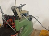 une machine posée sur une table
