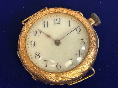une montre de poche en or avec des chiffres romains sur le cadran