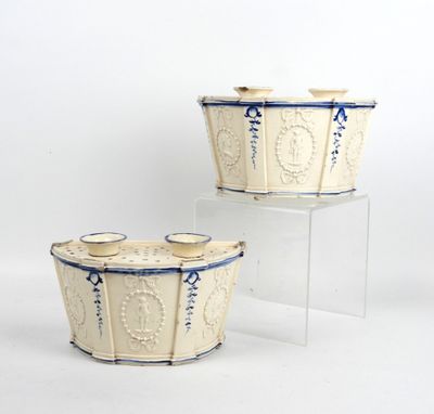 une paire de jardinières bleues et blanches posées sur des socles en acrylique transparent