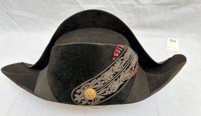 une image représentant un chapeau noir sur fond blanc