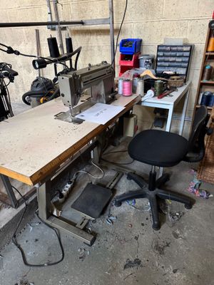 une photo d'une machine à coudre dans un atelier