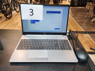 un ordinateur portable posé sur une table dans un magasin