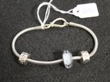 bracelet plaqué argent avec des perles en verre transparent et un fermoir en argent