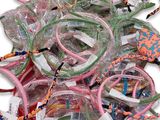 une pile d’élastiques à cheveux colorés ornés de nœuds