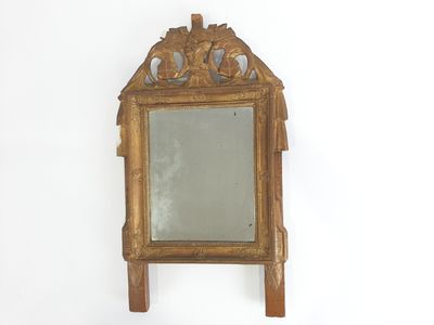 un miroir accroché au mur, avec un cadre en bois