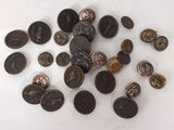 beaucoup de pièces qui sont sur la table