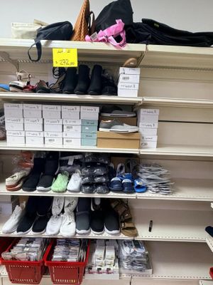 de nombreuses paires de chaussures sur les étagères du magasin