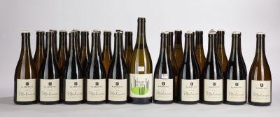 six bouteilles de vin sont alignées sur une table