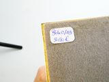 une personne tenant un livre sur lequel est collé un autocollant