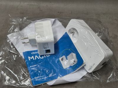 un adaptateur secteur blanc posé sur un sac en plastique