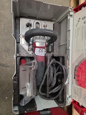 une boîte contenant un extincteur rouge et noir