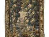 une image représentant une tapisserie accrochée à un mur, sur laquelle figurent des arbres et des animaux