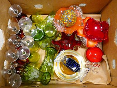 une boîte remplie d'objets en verre de toutes les couleurs