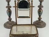 un miroir et deux vases sur la table