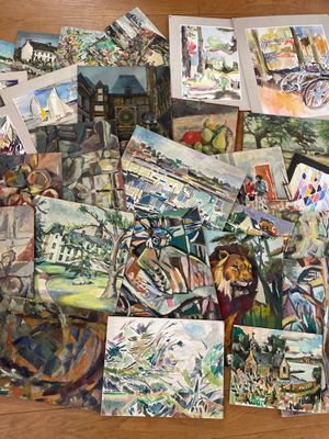 de nombreux tableaux posés par terre dans cette pièce