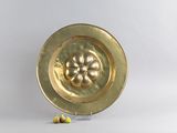 une assiette en or ornée d'un motif floral