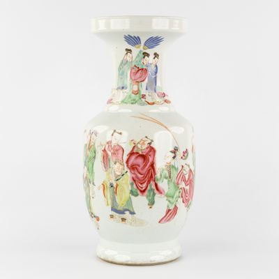 Grand vase chinois, famille rose, décoré d'immortels, 19e si…