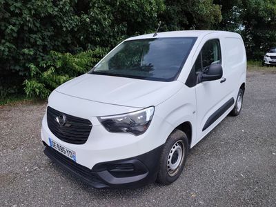 une camionnette blanche garée sur le parking