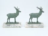 deux statues représentant un cerf, posées sur un socle en marbre