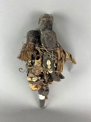 une image représentant une poupée vaudou sur laquelle sont disposés de nombreux objets