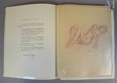 un livre ouvert sur lequel figure le dessin d'une femme nue allongée sur le ventre