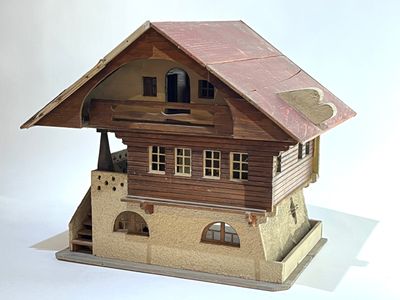 Beau chalet de poupée en bois polychrome et crépis.