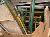 une boîte en carton contenant un certain nombre d'objets