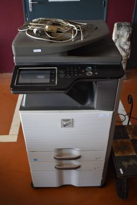une imprimante posée sur une armoire dans une pièce