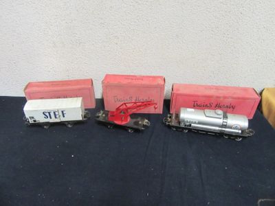 trois trains miniatures posés sur une table l'un à côté de l'autre