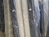 de nombreux matelas emballés et prêts à être expédiés