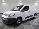 la camionnette blanche est garée sur un sol carrelé en damier