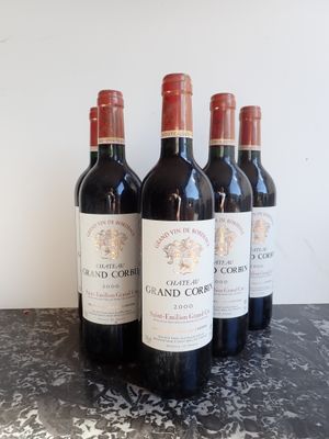 six bouteilles de vin rouge sont alignées sur une table