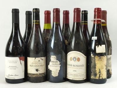 six bouteilles de vin sont alignées sur une surface blanche