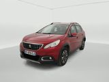 une voiture rouge est garée dans une pièce blanche
