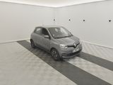 une image d'une voiture garée dans un garage