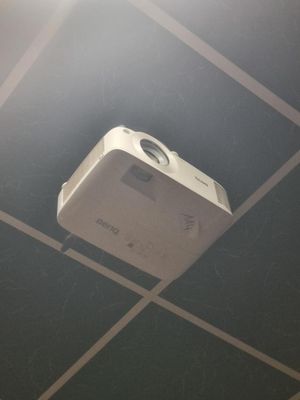 un projecteur fixé au plafond de la pièce