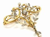 an image of a brooch with pearls and diamonds on a white background