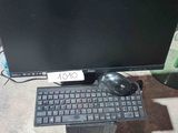 un ordinateur posé par terre, équipé d'un clavier et d'une souris