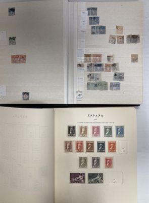 un livre ouvert avec des timbres, posé sur une table