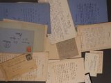 une pile de vieilles lettres et d'enveloppes posée sur une table