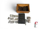une boîte en bois contenant un livre, des ciseaux et d'autres objets