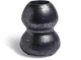 un vase noir posé sur une surface blanche