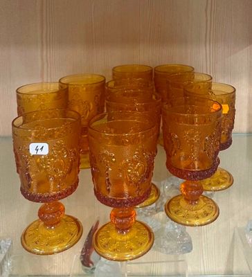 des bouteilles et des verres exposés dans une vitrine posée sur une table