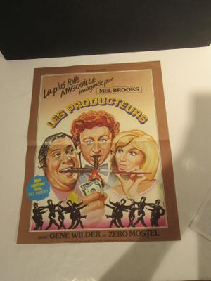 une photo d'une affiche de cinéma accrochée au mur