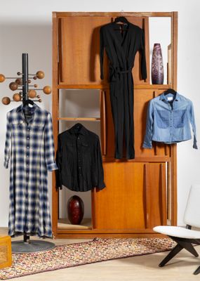 une photo d'un portant à vêtements dans un salon
