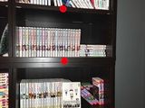 une étagère de livres avec de nombreux DVD dans une pièce