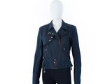un mannequin vêtu d'une veste bleue et d'un legging noir